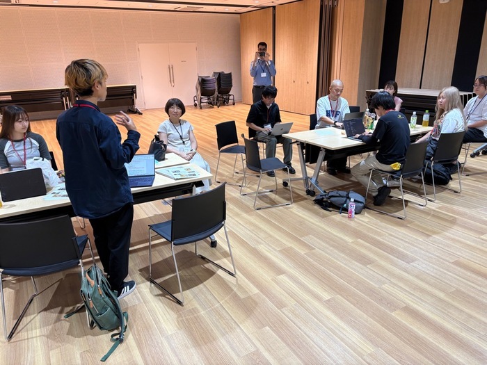 ハタチノサクラの活動の様子です。