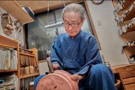 金鎚で地金を成形する奥山峰石氏　画像