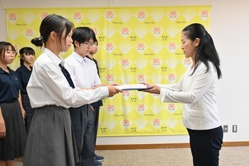 提言書を区長へ手渡す様子　画像