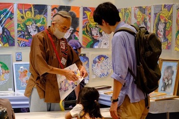 昨年の「竹骨つきの凧に絵を描く」体験の様子の写真