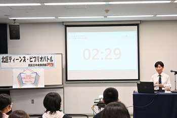 昨年度のおすすめの本を紹介する発表者の写真