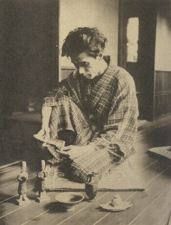 コレクションを眺める龍之介 （佐藤春夫編『おもかげ』昭和4年2月 座右寶刊行會）画像