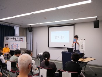 おすすめの本を紹介する鈴木さんの写真