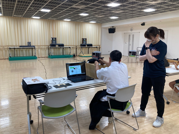 写真:ビームライフル・ピストル体験会の様子