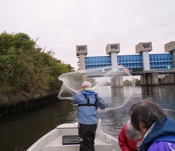 船上からの投網の様子の画像