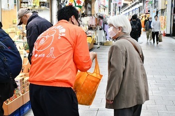 リーフレット配布の様子の写真
