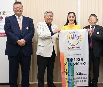 小松常務理事、越野会長、 やまだ北区長、上福元理事長の写真