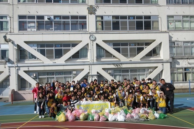 集めたごみと参加者の集合写真