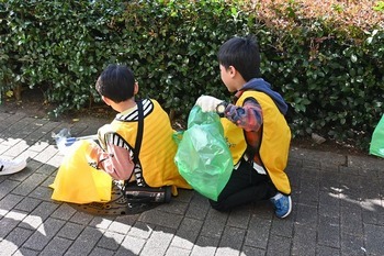 子供たちがごみを拾っている