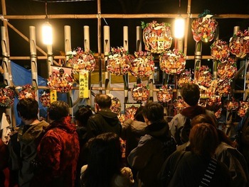 熊手を見るお客さんの写真