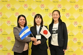 左からサンディ・アナベル・ダビラ・サンドバル閣下、本区職員の髙橋さん、やまだ加奈子区長　画像