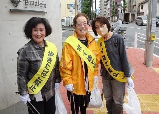 ごみ拾いをしている方の写真