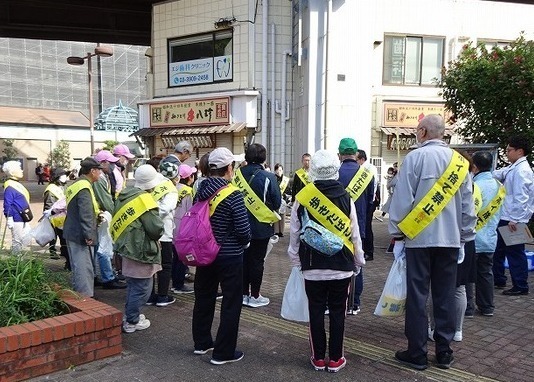 ごみ拾いをしている方の写真2