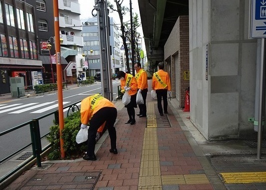 ごみ拾いをしている方の写真3