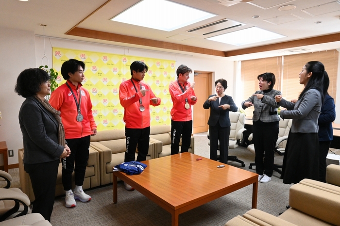 写真：表敬訪問の様子