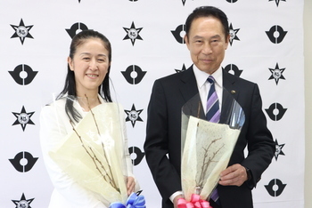 桜の枝の交換（令和6年11月） やまだ北区長（左）と尾花和歌山市長（右）画像