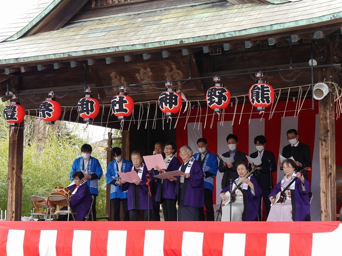 白酒の唄を披露する人々