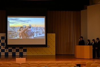 特別試写会の映像を流している様子