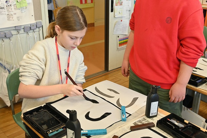 ブルソー小の生徒が書道をしている様子