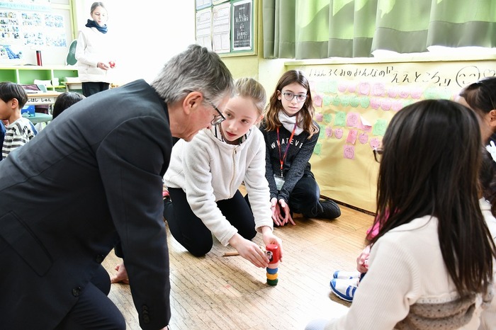 ブルソー小の生徒がだるま落としで遊ぶ様子