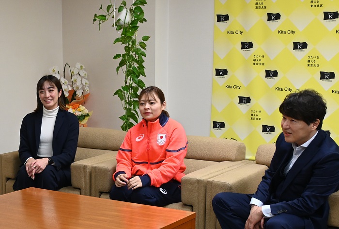 左から久良知美帆アスリートマネージャー、古賀結那選手、大前孝太郎理事長