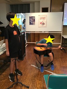ギターを演奏しています