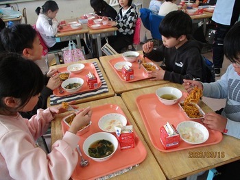 3年生が考えた給食を食べる子供たちの画像