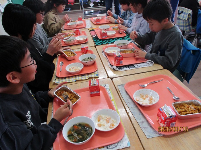 楽しく給食を味わう子供たちの画像