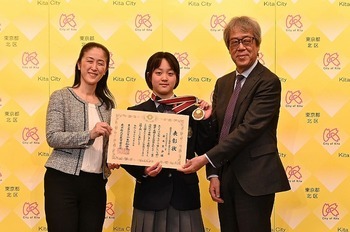 受賞した白木里歩さんと やまだ区長（左）、福田教育長（右）の画像