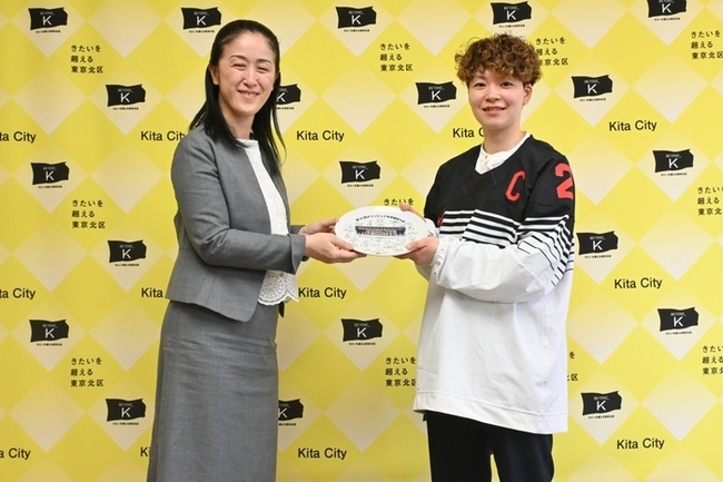 左：やまだ区長、右：小池詩織選手
