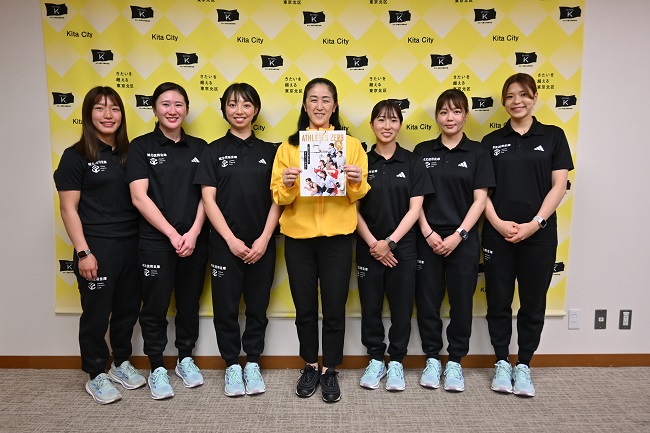 写真：屶網選手、原田選手、永野元選手、山田区長、渡邉選手、梶原選手、竹澤選手